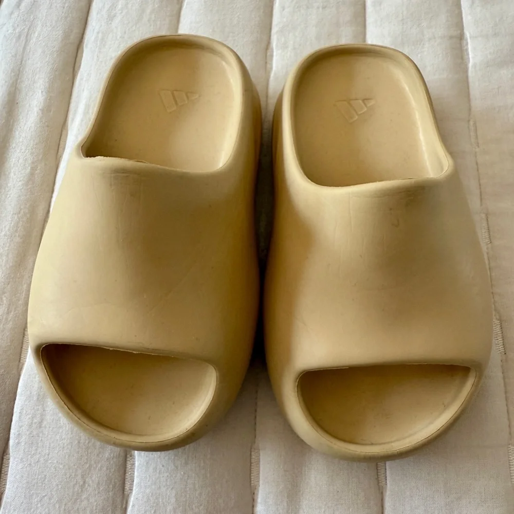 Adidas Yeezy Kids Slides in color bone - Picture 6 of 6